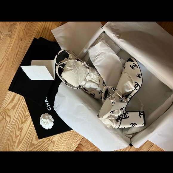 Shoes - Chanel CC Pumps